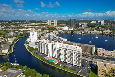Copropriété à vendre à Hallandale Beach, Floride: 2 chambres, 120.77 m2 № 2153957 - photo 17