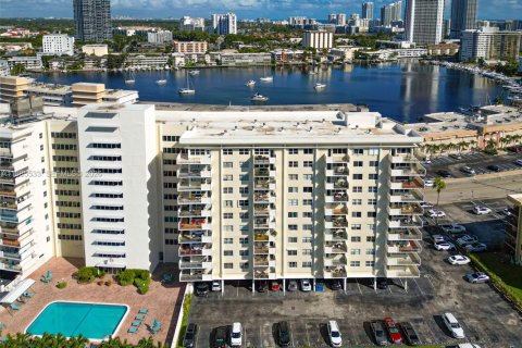 Copropriété à vendre à Hallandale Beach, Floride: 2 chambres, 120.77 m2 № 2153957 - photo 19