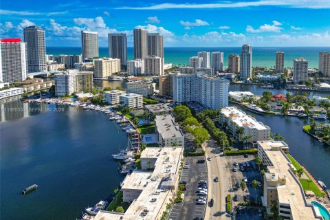 Copropriété à vendre à Hallandale Beach, Floride: 2 chambres, 120.77 m2 № 2153957 - photo 23