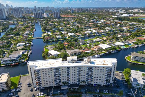 Copropriété à vendre à Hallandale Beach, Floride: 2 chambres, 120.77 m2 № 2153957 - photo 13