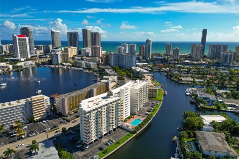 Copropriété à vendre à Hallandale Beach, Floride: 2 chambres, 120.77 m2 № 2153957 - photo 18