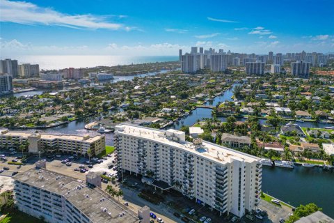 Copropriété à vendre à Hallandale Beach, Floride: 2 chambres, 120.77 m2 № 2153957 - photo 15