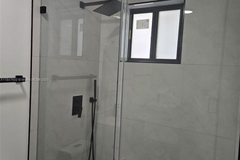 Снять в аренду коммерческую недвижимость в Майами, Флорида 1 спальня, 221.01м2, № 1847721 - фото 5