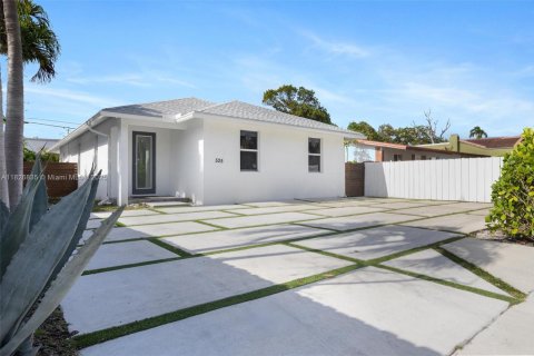 House in West Palm Beach, Florida 4 bedrooms, 149.57 sq.m. № 1797103 - photo 1
