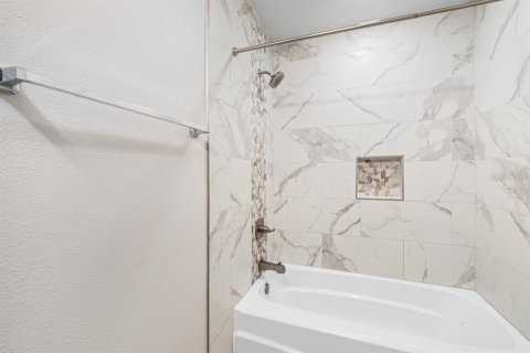 Condominio en alquiler en Orlando, Florida, 2 dormitorios, 102.1 m2 № 2321712 - foto 13