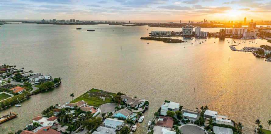 House in Miami, Florida 5 bedrooms, 535.86 sq.m. № 1047949