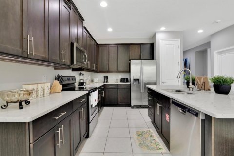 House in Kissimmee, Florida 8 bedrooms, 335.56 sq.m. № 1535570 - photo 11