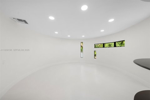 House in Coral Gables, Florida 5 bedrooms, 439.89 sq.m. № 1996548 - photo 18