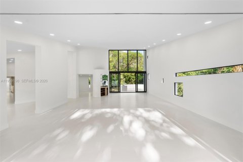 House in Coral Gables, Florida 5 bedrooms, 439.89 sq.m. № 1996548 - photo 15