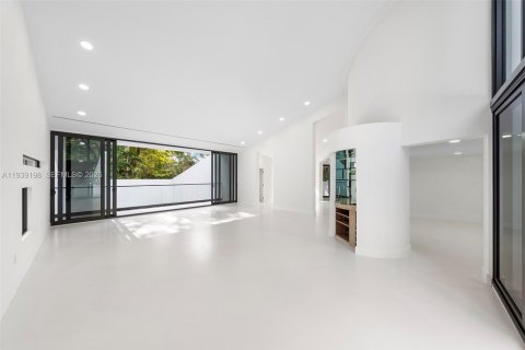 House in Coral Gables, Florida 5 bedrooms, 439.89 sq.m. № 1996548 - photo 13