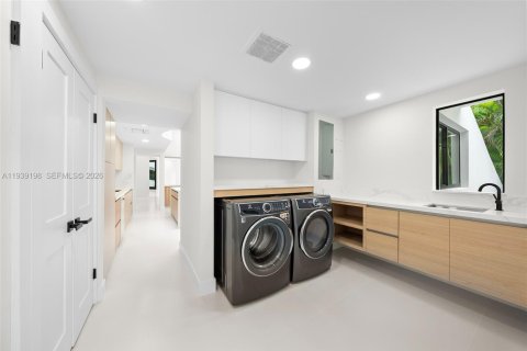 House in Coral Gables, Florida 5 bedrooms, 439.89 sq.m. № 1996548 - photo 25