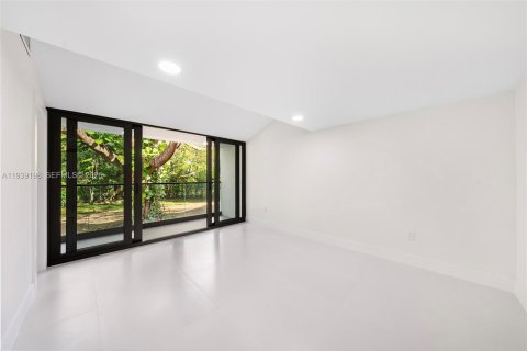 House in Coral Gables, Florida 5 bedrooms, 439.89 sq.m. № 1996548 - photo 26