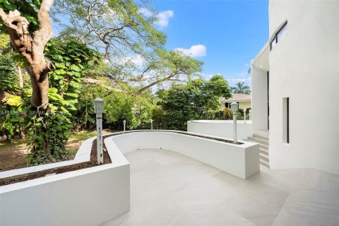House in Coral Gables, Florida 5 bedrooms, 439.89 sq.m. № 1996548 - photo 22