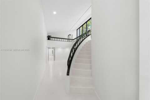 House in Coral Gables, Florida 5 bedrooms, 439.89 sq.m. № 1996548 - photo 20