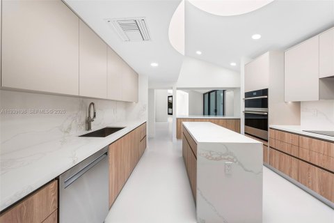 House in Coral Gables, Florida 5 bedrooms, 439.89 sq.m. № 1996548 - photo 10