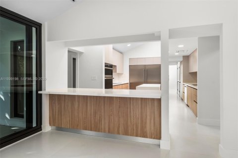 House in Coral Gables, Florida 5 bedrooms, 439.89 sq.m. № 1996548 - photo 6