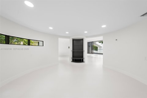House in Coral Gables, Florida 5 bedrooms, 439.89 sq.m. № 1996548 - photo 19