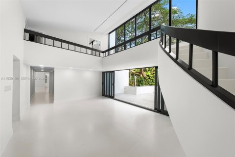House in Coral Gables, Florida 5 bedrooms, 439.89 sq.m. № 1996548 - photo 21