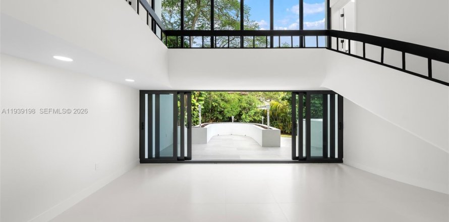 House in Coral Gables, Florida 5 bedrooms, 439.89 sq.m. № 1996548