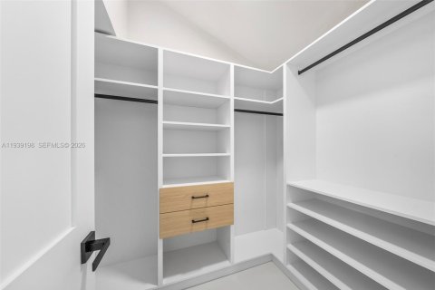 House in Coral Gables, Florida 5 bedrooms, 439.89 sq.m. № 1996548 - photo 28