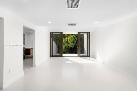House in Coral Gables, Florida 5 bedrooms, 439.89 sq.m. № 1996548 - photo 24