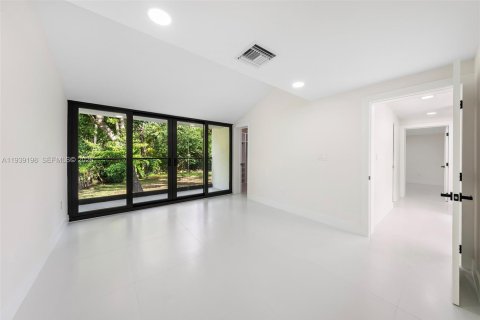 House in Coral Gables, Florida 5 bedrooms, 439.89 sq.m. № 1996548 - photo 30