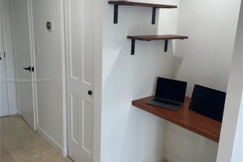 Снять в аренду кондоминиум в Майами, Флорида 1 спальня, 76.18м2, № 1954162 - фото 4