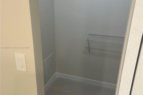 Снять в аренду кондоминиум в Майами, Флорида 1 спальня, 76.18м2, № 1954162 - фото 2