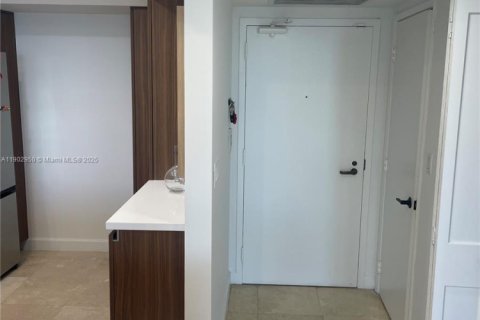 Снять в аренду кондоминиум в Майами, Флорида 1 спальня, 76.18м2, № 1954162 - фото 3