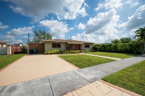 House in Miami, Florida 3 bedrooms, 155.05 sq.m. № 2076316 - photo 2