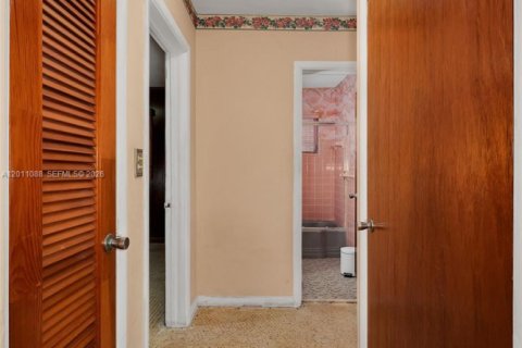 House in Miami, Florida 3 bedrooms, 155.05 sq.m. № 2076316 - photo 17