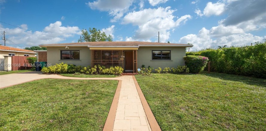 House in Miami, Florida 3 bedrooms, 155.05 sq.m. № 2076316