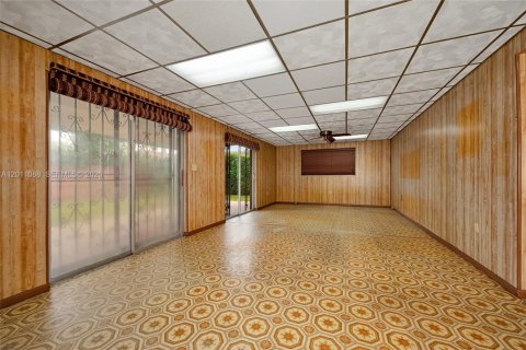 House in Miami, Florida 3 bedrooms, 155.05 sq.m. № 2076316 - photo 15