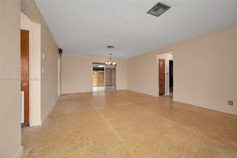 House in Miami, Florida 3 bedrooms, 155.05 sq.m. № 2076316 - photo 9