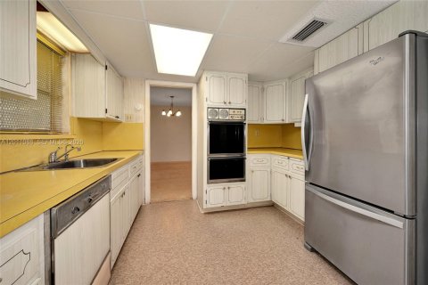 House in Miami, Florida 3 bedrooms, 155.05 sq.m. № 2076316 - photo 13
