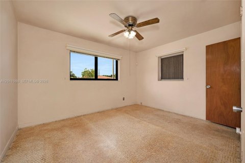 House in Miami, Florida 3 bedrooms, 155.05 sq.m. № 2076316 - photo 24