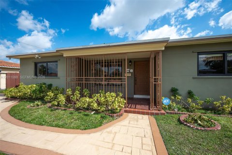 House in Miami, Florida 3 bedrooms, 155.05 sq.m. № 2076316 - photo 5