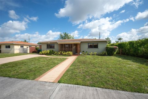 House in Miami, Florida 3 bedrooms, 155.05 sq.m. № 2076316 - photo 3