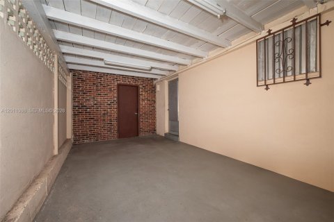 House in Miami, Florida 3 bedrooms, 155.05 sq.m. № 2076316 - photo 29