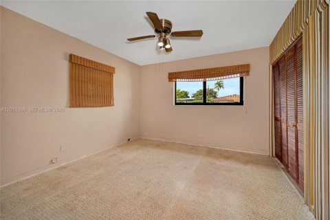House in Miami, Florida 3 bedrooms, 155.05 sq.m. № 2076316 - photo 22