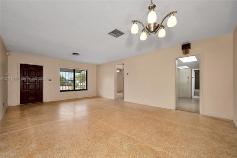 House in Miami, Florida 3 bedrooms, 155.05 sq.m. № 2076316 - photo 10