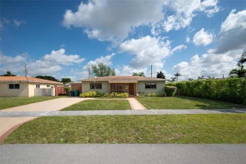 House in Miami, Florida 3 bedrooms, 155.05 sq.m. № 2076316 - photo 4