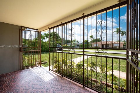 House in Miami, Florida 3 bedrooms, 155.05 sq.m. № 2076316 - photo 7
