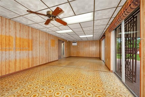 House in Miami, Florida 3 bedrooms, 155.05 sq.m. № 2076316 - photo 16
