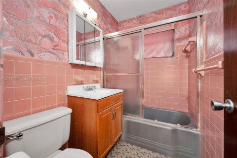 House in Miami, Florida 3 bedrooms, 155.05 sq.m. № 2076316 - photo 20
