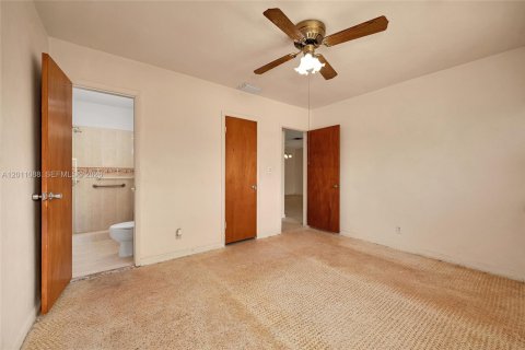 House in Miami, Florida 3 bedrooms, 155.05 sq.m. № 2076316 - photo 25