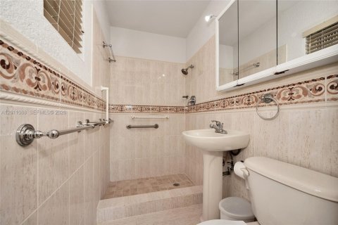 House in Miami, Florida 3 bedrooms, 155.05 sq.m. № 2076316 - photo 26