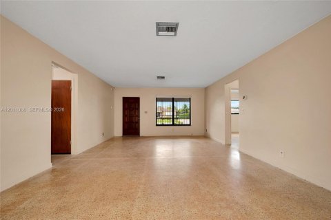 House in Miami, Florida 3 bedrooms, 155.05 sq.m. № 2076316 - photo 6