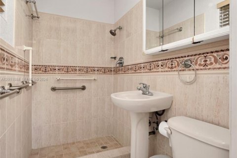 House in Miami, Florida 3 bedrooms, 155.05 sq.m. № 2076316 - photo 27