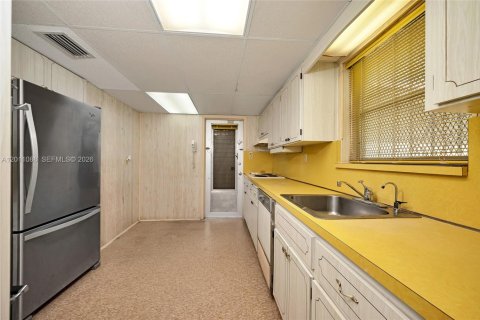 House in Miami, Florida 3 bedrooms, 155.05 sq.m. № 2076316 - photo 11
